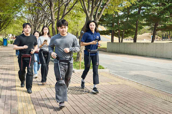 보행 보조 로봇 '윔S' 기반 구독형 서비스 '윔 프리미엄'을 공개했다. [사진=위로보틱스]