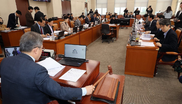 국회 정치개혁특별위원회 송기헌 위원장이 19일 국회에서 열린 정치개혁특위 전체 회의에서 회의 시작을 알리고 있다. [사진=연합뉴스]