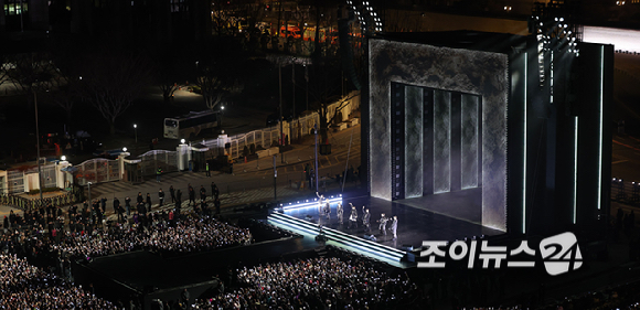방탄소년단(BTS)이 21일 서울 광화문광장에서 컴백 기념 공연인 'BTS 컴백 라이브: 아리랑'을 펼치고 있다. [사진=사진공동취재단]