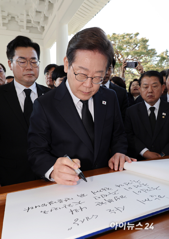 이재명 더불어민주당 제21대 대통령 선거 후보가 28일 오전 서울 동작구 국립서울현충원 현충탑에 참배를 마친 뒤 방명록에 '함께 사는 세상 국민이 행복한 나라, 국민이 주인인 대한민국, 국민과 함께 꼭 만들겠습니다'라고 적었다. [사진=곽영래 기자]