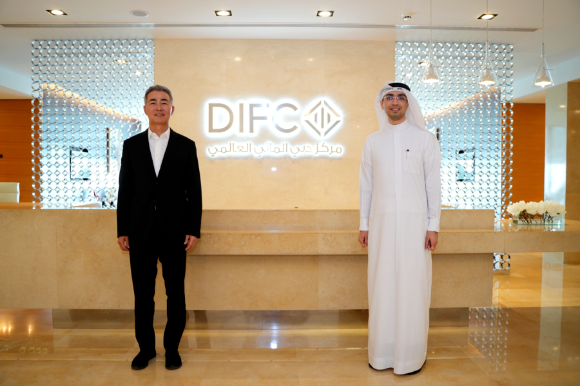 UAE 두바이 DIFC를 방문한 장현국 위메이드 대표(좌), 모하메드 알부쉬 DIFC 이노베이션 허브 대표