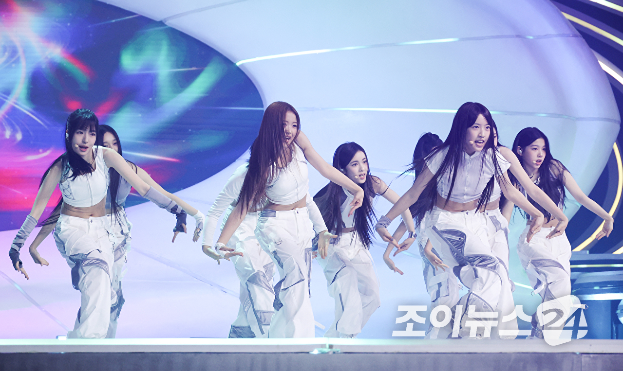 그룹 A2O 라이트가 12일 오후 경기도 고양시 일산 킨텍스에서 진행된 A2O 소울(A2O SOUL)&middot;A2O 라이트(A2O LITE)의 데뷔쇼 '웰컴 투 소울라이트 프롬 A2O 소울 A2O 라이트(WELCOME TO SOULITE From A2O SOUL A2O LITE)' 행사에 참석해 열띤 무대를 펼치고 있다. [사진=문수지 기자]