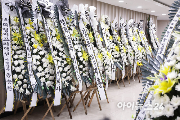 5일 별세한 '국민 배우' 고(故) 안성기의 빈소가 서울성모병원 장례식장에 마련됐다. 향년 74세. [사진=사진공동취재단]