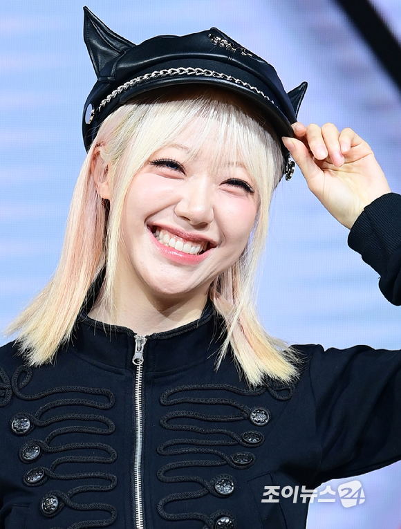 밴드 레이턴시 지지원이 18일 오후 서울 마포구 상암동 쇼킹케이팝센터에서 열린 레이턴시(LATENCY) 첫 미니앨범 '레이트 오'클락'(LATE O'CLOCK) 쇼케이스에서 포토타임을 갖고 있다. [사진=정소희 기자]