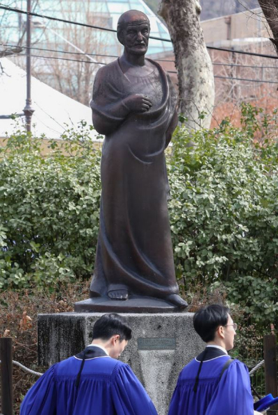 지난달 27일 서울 종로구 서울대학교 연건캠퍼스에서 의과대학·대학원 학위수여식이 열린 가운데 졸업생들이 히포크라테스상 앞을 지나가고 있다. [사진=뉴시스]