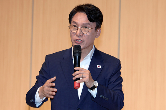 김민석 더불어민주당 당 대표 후보가 26일 전남광주 북구 오룡동 광주과학기술원에서 열린 정책간담회에서 특별 강연을 하고 있다. [사진=연합뉴스]
