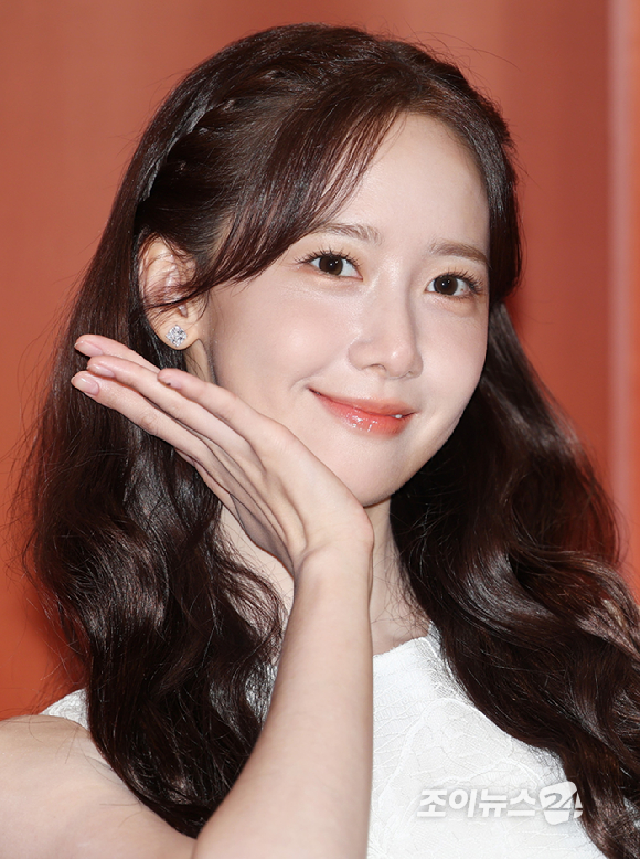 배우 임윤아(소녀시대 윤아)가 11일 오후 서울 강남구 논현동 설화수 도산 플래그십 스토어에서 열린 설화수 자음생크림 팝업 스토어 시크릿 하우스 오픈 행사에 참석하고 있다. [사진=정소희 기자]