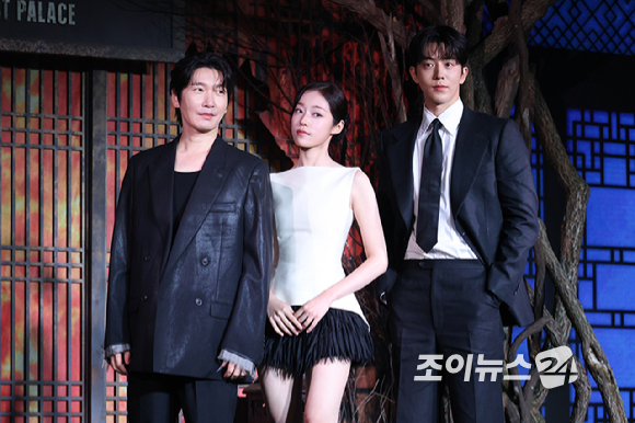 배우 조승우, 노윤서, 남주혁이 8일 오전 서울 영등포구 페어몬트 앰배서더 서울에서 진행된 넷플릭스 시리즈 '동궁' 제작발표회에 참석해 포즈를 취하고 있다. [사진=문수지 기자]