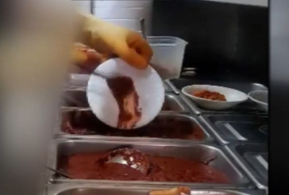 유명 맛집으로 알려진 한 고깃집에서 손님이 남긴 음식을 재사용한 것으로 알려졌다.  직원이 촬영한 음식 재사용 모습. [사진=JTBC '사건반장']