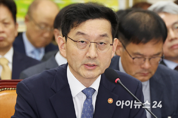 윤창렬 국무조정실장이 13일 서울 여의도 국회에서 열린 정무위원회 국정감사에서 질의에 답변하고 있다. [사진=곽영래 기자]