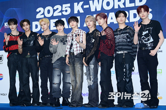 그룹 크래비티(CRAVITY)가 21일 오후 서울 잠실실내체육관에서 열린 '2025 케이 월드 드림 어워즈'(2025 K WORLD DREAM AWARDS)에 블루카펫 행사에 참석하고 있다. [사진=정소희 기자]