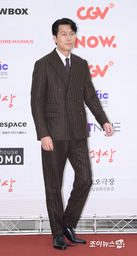 배우 정우성이 23일 오후 서울 여의도 중소기업중앙회 KBIZ홀에서 진행된 제42회 '한국영화평론가협회상'(영평상) 시상식에 남우주연상 수상자로 참석해 포즈를 취하고 있다. [사진=정소희 기자]
