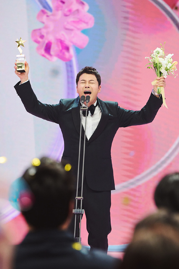 전현무가 '2024 MBC 방송연예대상'에서 대상 수상 후 환호하고 있다. [사진=MBC]