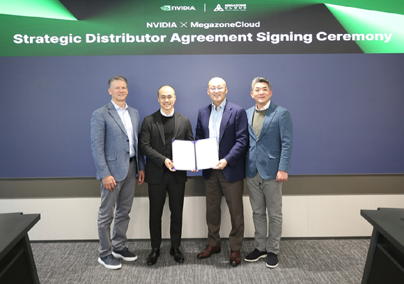 (왼쪽부터) 엔비디아 제프 팬처 글로벌 총판 총괄, 엔비디아 코리아 정소영 대표, 메가존클라우드 염동훈 대표, 황인철 CRO가13일 과천 메가존산학연센터에서 열린 총판 계약 체결식에서 기념 촬영하고 있다. [사진=메가존클라우드]