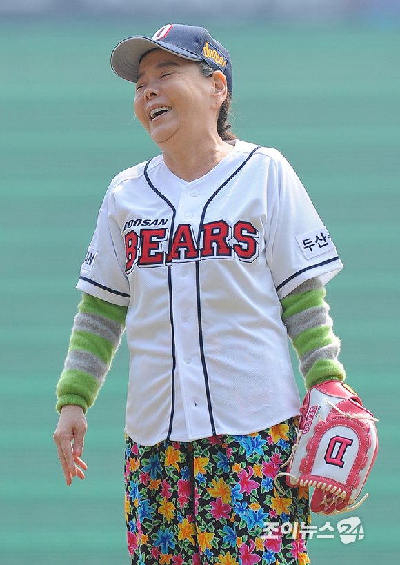 29일 오후 서울 잠실야구장에서 '2015 KBO 리그' NC 다이노스와 두산 베어스의 경기가 열렸다. 김수미가 시구 후 웃음지고 있다. [사진=조이뉴스24 포토DB]