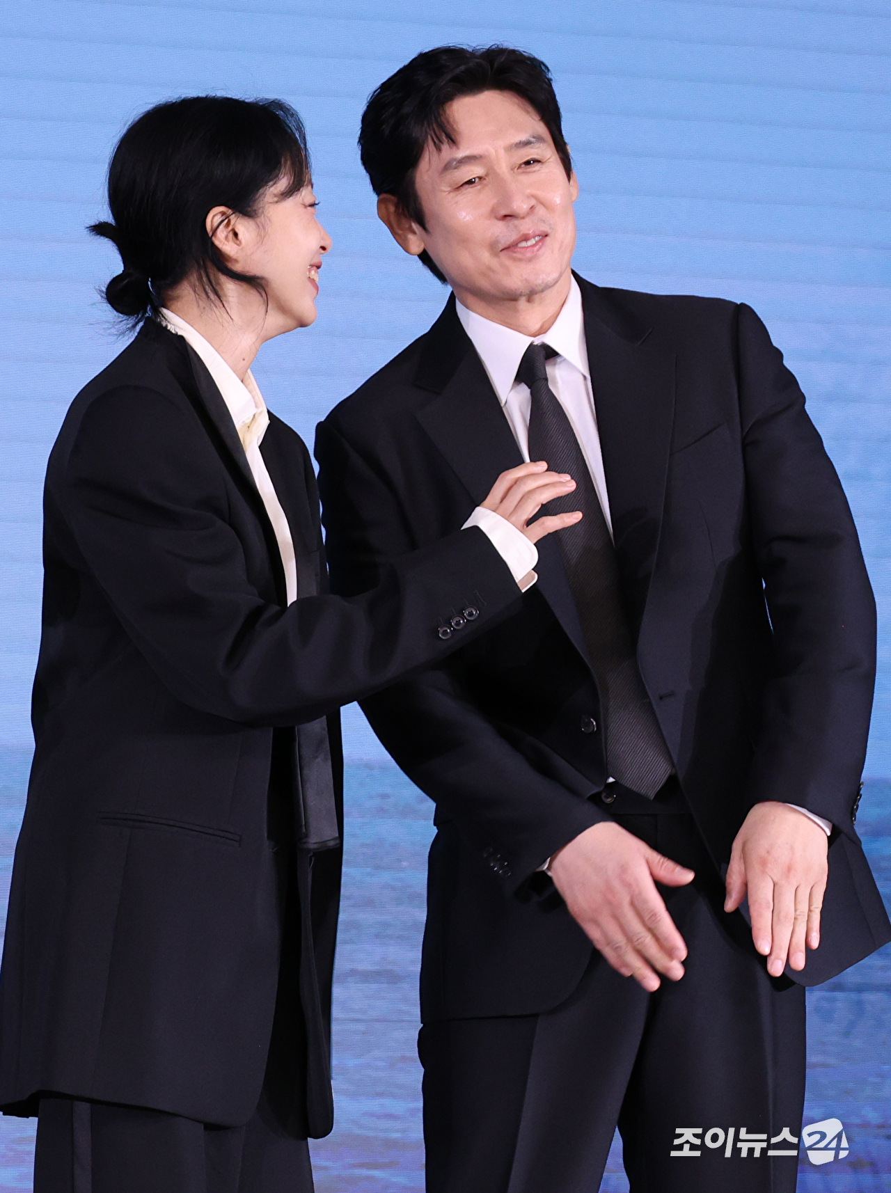 배우 전도연, 설경구가 25일 오전 서울 마포구 호텔 나루 서울 엠갤러리에서 진행된 넷플릭스 영화 '가능한 사랑'(감독 이창동) 제작보고회에 참석해 포즈를 취하고 있다. [사진=문수지 기자]