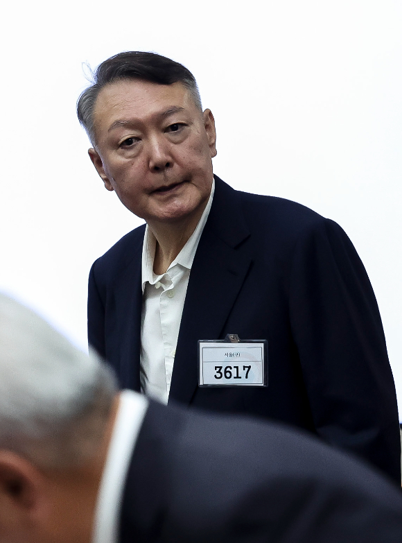 윤석열 전 대통령이 지난 9월 서울중앙지법에서 특수공무집행방해, 직권남용 권리행사방해 등 혐의 사건 첫 공판에 출석하고 있다. [사진=사진공동취재단]