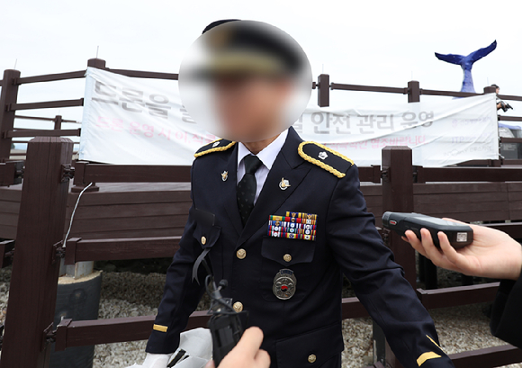 지난달 22일 오전 인천시 옹진군 영흥도 하늘고래 전망대에서 순직한 이재석(34) 경사의 파출소 당직 팀장이 취재진에게 질문을 받고 있다. [사진=연합뉴스]