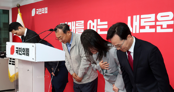 국민의힘 이정현 공천관리위원장이 31일 서울 영등포구 여의도 중앙당사에서 사퇴 의사를 밝히고 있다. 2026.3.31 [사진=연합뉴스]