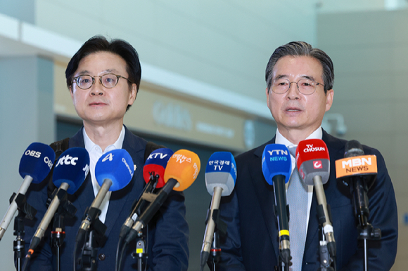 한미 관세 협상 후속 논의와 관련, 하워드 러트닉 미국 상무부 장관과 협상할 예정인 김용범 대통령실 정책실장이 16일 인천국제공항 제2여객터미널을 통해 미국 워싱턴DC로 출국하기에 앞서 발언하고 있다. 왼쪽은 김정관 산업통상부 장관. 2025.10.16 [사진=연합뉴스]