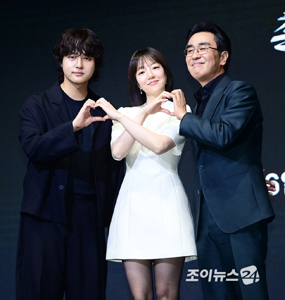 배우 양세종-임수정-류승룡이 8일 오전 서울 영등포구 콘래드 서울에서 열린 디즈니+의 오리지널 시리즈 '파인: 촌뜨기들' 제작발표회에 참석하고 있다. [사진=정소희 기자]