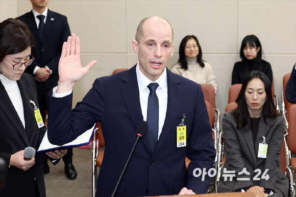 해롤드 로저스 쿠팡 대표이사가 17일 서울 여의도 국회 과학기술정보방송통신위원회 전체회의에서 열린 쿠팡 침해사고 관련 청문회에서 선서를 하고 있다. [사진=곽영래 기자]