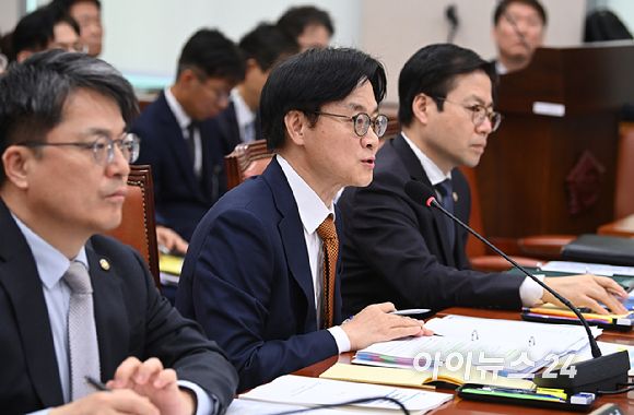 김정관 산업통상부 장관이 24일 서울 여의도 국회 산업통상자원중소벤처기업위원회에서 열린 국정감사에서 의원 질의에 답변하고 있다. [사진=곽영래 기자]