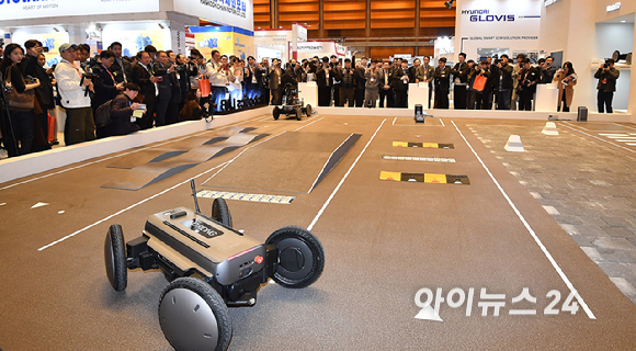 4일 오전 서울 강남구 코엑스에서 열린 2026 스마트공장&middot;자동화산업전(AW2026)에서 현대자동차그룹 로보틱스랩의 모베드(MobED)의 시연이 진행되고 있다. [사진=곽영래 기자]