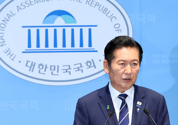 정청래 더불어민주당 당 대표 후보가 12일 국회 소통관에서 기자회견을 하고 있다. [사진=연합뉴스]