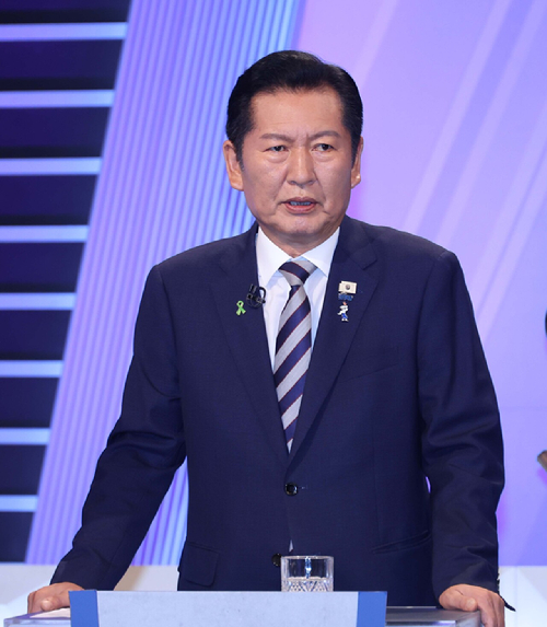 정청래 더불어민주당 당 대표 후보가 5일 서울 영등포구 여의도 KBS에서 열린 제2차 TV 토론회를 준비하고 있다. [사진=연합뉴스]