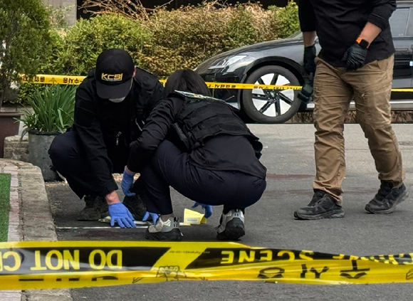 27일 오전 11시 36분께 창원시 성산구 한 아파트 인근 주차장에서 칼부림이 발생해 20대 여성이 심정지 상태로 이송되고 30대 남성이 크게 다쳐 이송됐다. 사진은 과학수사단 감식 현장. 2026.3.27 [사진=연합뉴스]