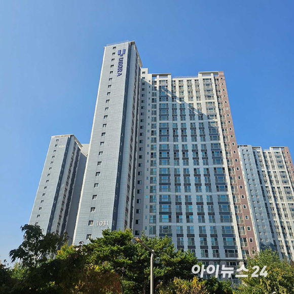 동탄대로에서 바라본 동탄역 롯데캐슬(왼쪽) 전경. 2025.11.04 [사진=이효정 기자]