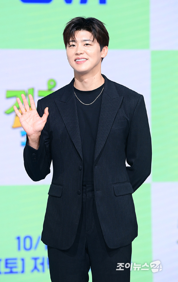 가수 김용빈이 16일 오전 서울 마포구 쇼킹케이팝센터에서 열린 ENA 예능 프로그램 '길치라도 괜찮아' 제작발표회에 참석하고 있다. [사진=정소희 기자]