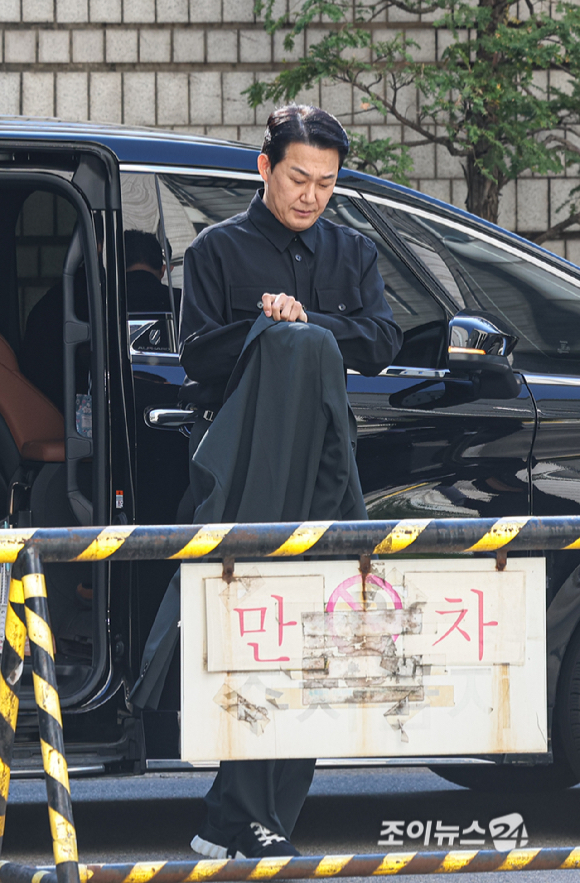 배우 박성웅이 8일 오후 서울 서초구 서울중앙지방법원에서 열린 임성근 전 해병대 1사단장의 국회증언감정법 위반 사건 관련 공판에 증인으로 출석하고 있다. [사진=사진공동취재단]