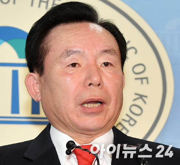 지난 2018년 당시 이인제 자유한국당 상임고문이 서울 여의도 국회 정론관에서 6월 지방선거 충남도지사 후보 출마를 공식 선언하고 있다. [사진=아이뉴스포토DB]