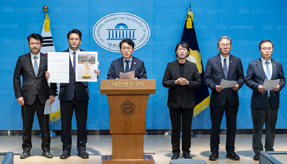 승객 무탑승 시범 운항 중인 한강버스가 서울 강서구 마곡선착장으로 들어서고 있다. [사진=연합뉴스]