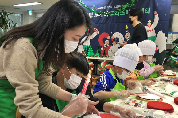 CJ올리브네트웍스 임직원이 결연 사회복지기관에서 아이들과 함께 크리스마스 케이크를 만들고 있는 모습 [사진=CJ올리브네트웍스]