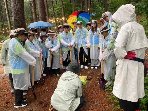 지난 11일 국립백두대간수목원이 '비욘드 17기' 대학생 봉사단과 함께 국립백두대간수목원 내 비욘드 숲 조성을 위한 교육을 듣고 있다. [사진=한국수목원정원관리원/산림청]