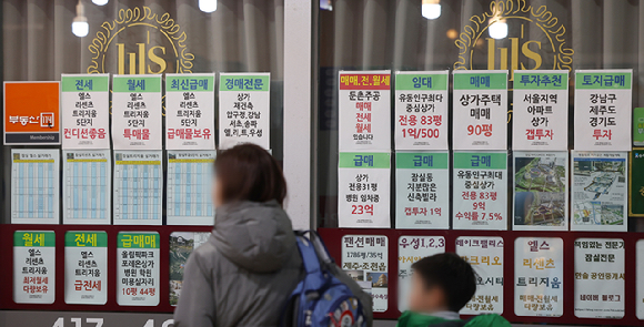 서울의 한 아파트단지 내 부동산중개업소. 2025.3.18 [사진=연합뉴스]