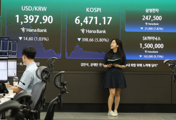 19일 장 마감 후 서울 중구 하나은행 딜링룸 [사진=연합뉴스]
