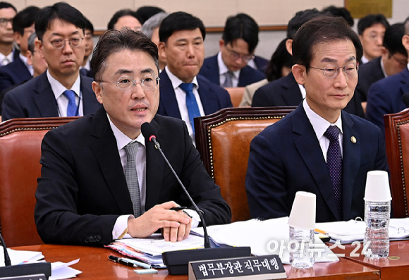 이진수 법무부 차관이 26일 서울 여의도 국회에서 열린 법제사법위원회의 법무부 등에 대한 종합감사에서 의원 질의에 답변하고 있다. [사진=곽영래 기자]