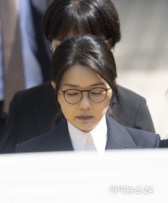 윤석열 전 대통령 부인 김건희 씨가 12일 오후 서울 서초구 서울중앙지방법원에서 열린 구속 전 피의자 심문(영장실질심사)을 마치고 법원을 나서고 있다. [사진=사진공동취재단]