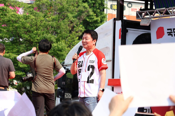 안철수 국민의힘 의원이 29일 경기 안산 안산문화광장에서 열린 김문수 후보 유세에서 발언하고 있다. [사진=안철수 페이스북]