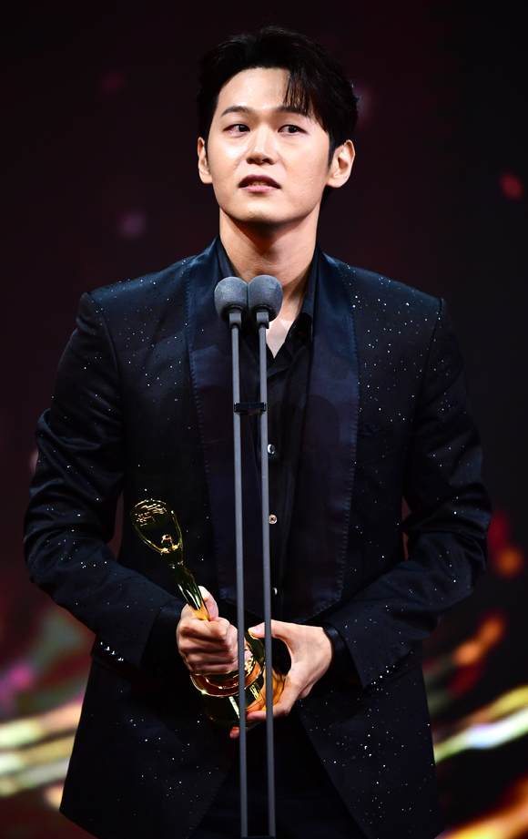 배우 이학주가 19일 인천광역시 중구 파라다이스시티에서 열린 '제1회 청룡시리즈어워즈' 시상식에서 '이렇게 된 이상 청와대로 간다'로 남우조연상을 수상하고 소감을 전하고 있다. [사진=청룡시리즈어워즈 사무국]