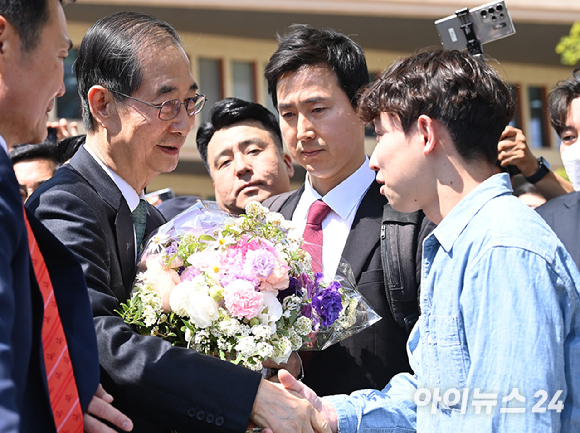 지난달 24일 서울 종로 동아미디어센터 채널A 오픈스튜디오에서 열린 '국민의힘 대선 경선 2차 토론'에서 김문수(왼쪽), 한동훈 경선 후보가 토론을 하고 있다. [사진=곽영래 기자]