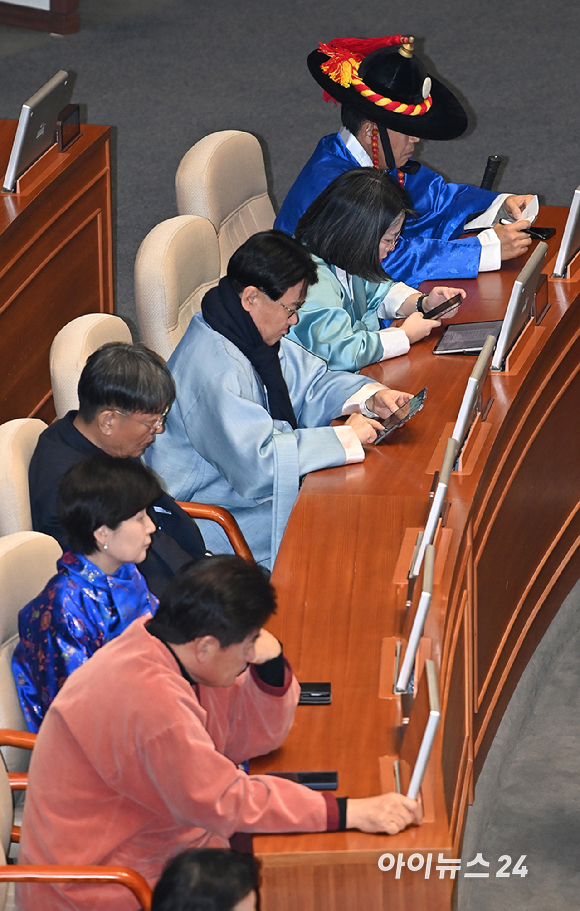 12일 서울 여의도 국회 본회의에 참석한 의원들이 한복을 입고 법안 처리를 하고 있다. [사진=곽영래 기자]