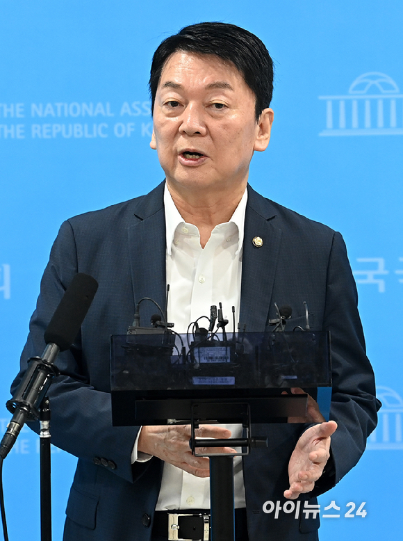 안철수 국민의힘 의원이 12일 국회 소통관에서 당의 조직강화특위 쇄신과 관련한 입장을 밝히고 있다. [사진=곽영래 기자]