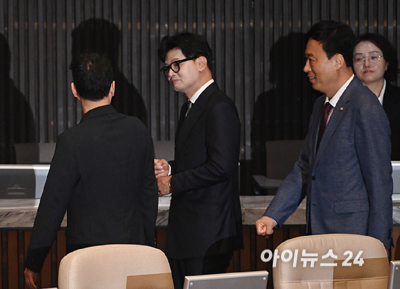 한동훈 무소속 의원이 11일 서울 여의도 국회에서 본회의가 끝난 뒤 국민의힘 박정훈, 정성국 의원과 인사를 나누고 있다. [사진=곽영래 기자]