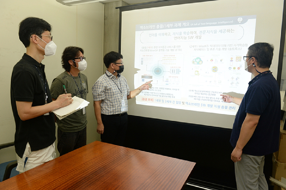 ETRI 연구진이 오피스문서에 활용할 수 있는 API 기술을 설명하고 있는 모습 [사진=ETRI]