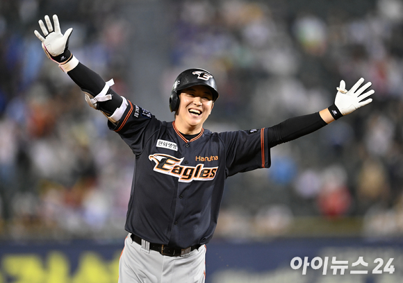 16일 오후 서울 잠실야구장에서 '2022 신한은행 SOL KBO 올스타전' 드림 올스타와 나눔 올스타의 경기가 열렸다. 나눔 올스타 정은원이 연장 10회초 2사 1,2루 상황에서 3점 홈런을 터뜨린 후 기뻐하고 있다. [사진=김성진 기자]